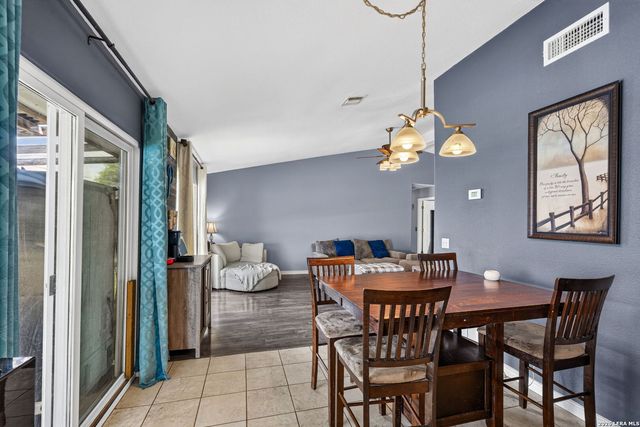 11118 LONE SHADOW TRL, Live Oak, TX 78233
