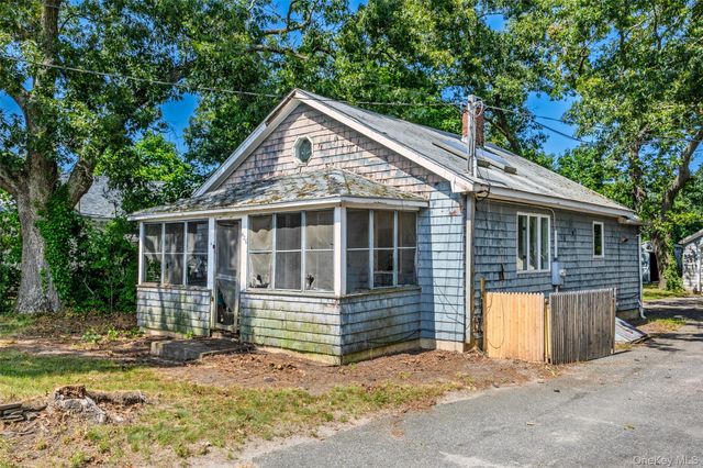 426 Riverleigh Avenue, Riverside, NY 11901