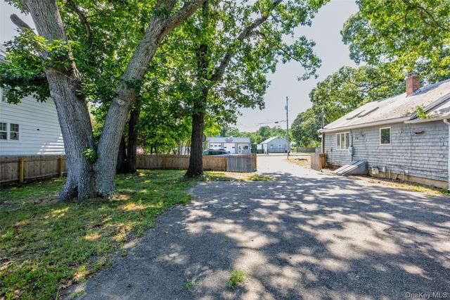 426 Riverleigh Avenue, Riverside, NY 11901