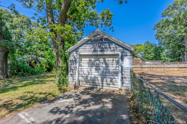 426 Riverleigh Avenue, Riverside, NY 11901