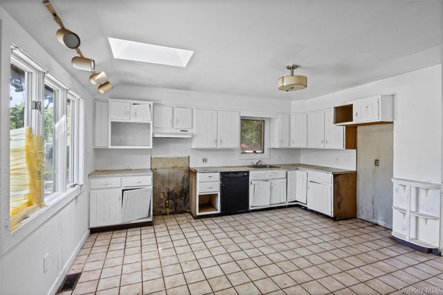 426 Riverleigh Avenue, Riverside, NY 11901