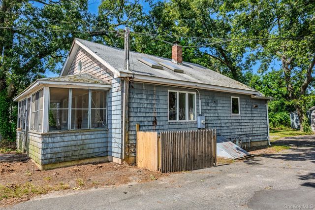 426 Riverleigh Avenue, Riverside, NY 11901