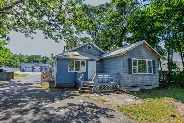 426 Riverleigh Avenue, Riverside, NY 11901