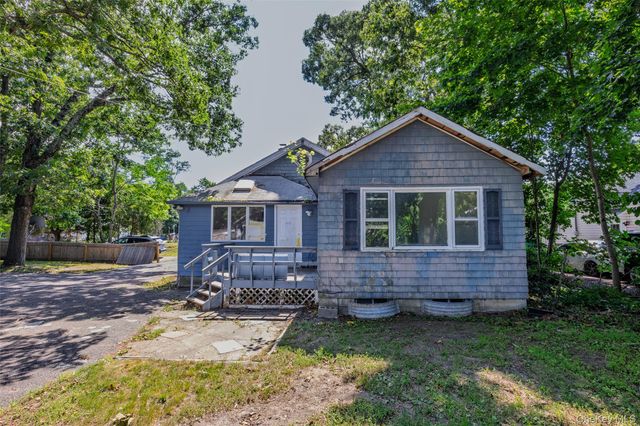 426 Riverleigh Avenue, Riverside, NY 11901