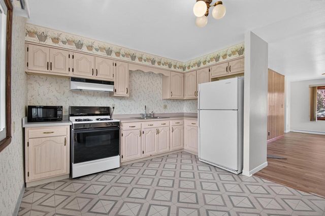 8536 18th AVENUE, Kenosha, WI 53143