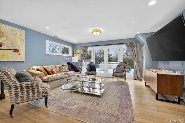 42 Highfield Lane, Roslyn Heights, NY 11577