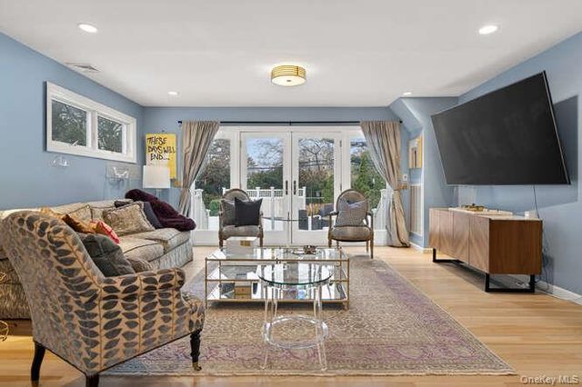 42 Highfield Lane, Roslyn Heights, NY 11577