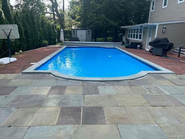 42 Highfield Lane, Roslyn Heights, NY 11577