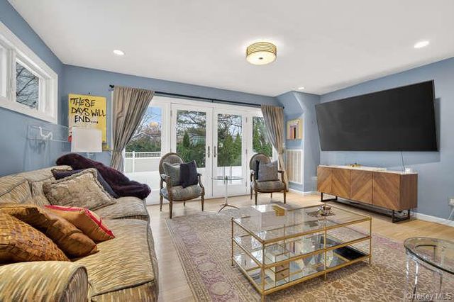 42 Highfield Lane, Roslyn Heights, NY 11577