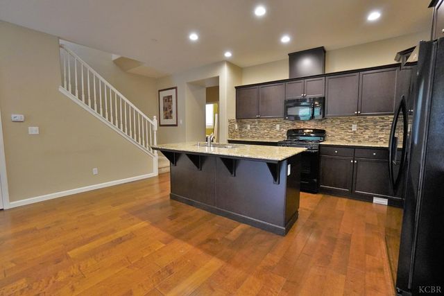 1795 W Van Gogh Way, Hanford, CA 93230