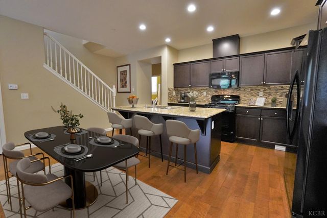 1795 W Van Gogh Way, Hanford, CA 93230