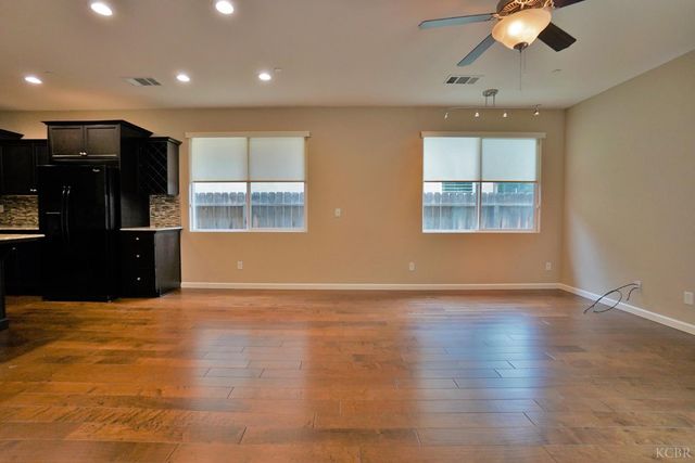 1795 W Van Gogh Way, Hanford, CA 93230