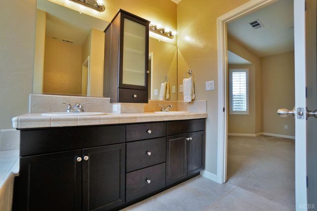 1795 W Van Gogh Way, Hanford, CA 93230