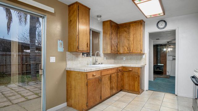 1209 Pioneer Avenue, Porterville, CA 93257