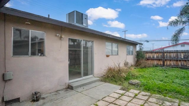 1209 Pioneer Avenue, Porterville, CA 93257