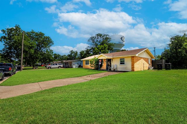 1809 Virginia Place, Cleburne, TX 76033