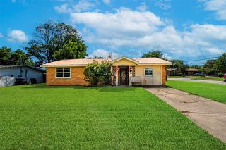1809 Virginia Place, Cleburne, TX 76033