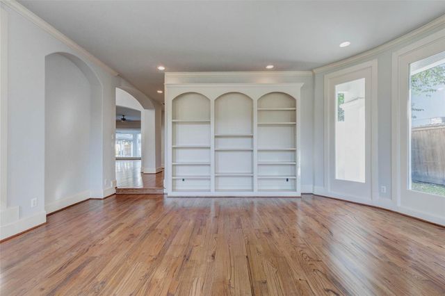 5410 Valerie St, Bellaire, TX 77401