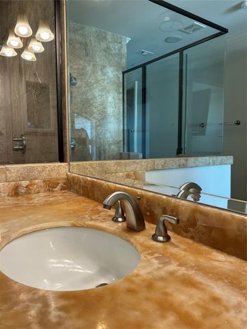 5410 Valerie St, Bellaire, TX 77401