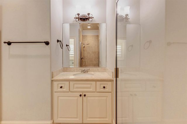 5410 Valerie St, Bellaire, TX 77401