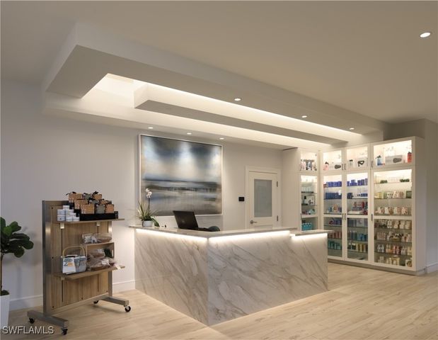 301 Courtside DR, Naples, FL 34105