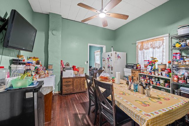 320 Eichwurzel Lane, Houston, TX 77009