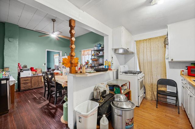 320 Eichwurzel Lane, Houston, TX 77009