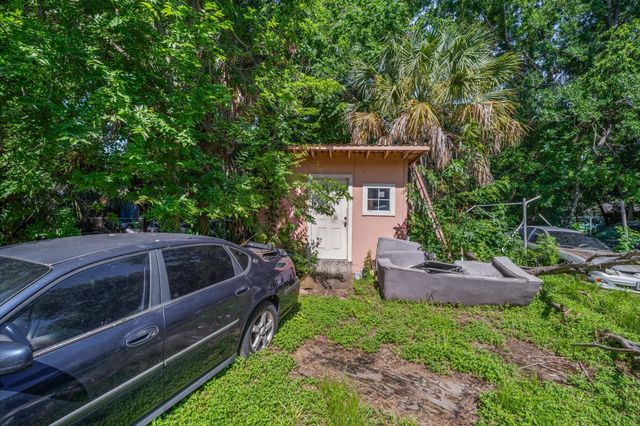 320 Eichwurzel Lane, Houston, TX 77009