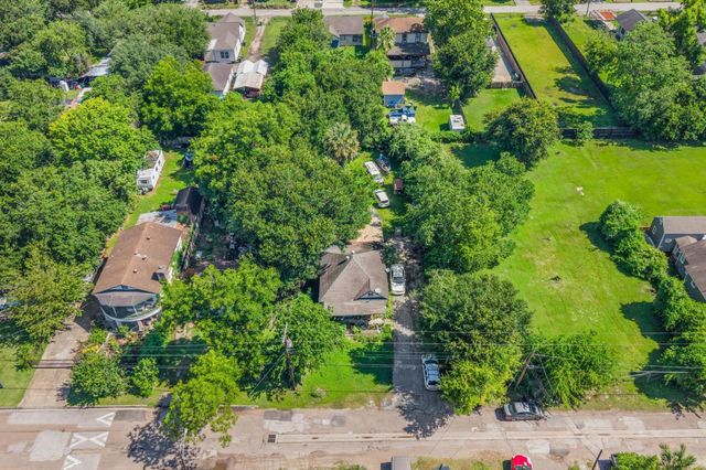 320 Eichwurzel Lane, Houston, TX 77009
