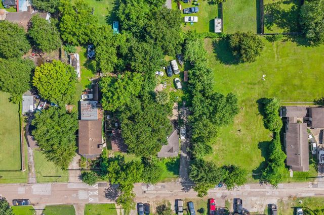 320 Eichwurzel Lane, Houston, TX 77009