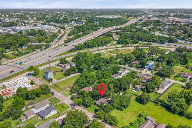 320 Eichwurzel Lane, Houston, TX 77009