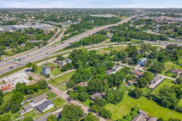 320 Eichwurzel Lane, Houston, TX 77009