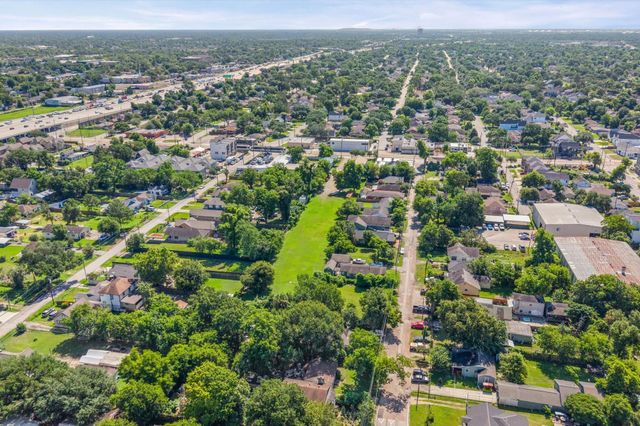 320 Eichwurzel Lane, Houston, TX 77009