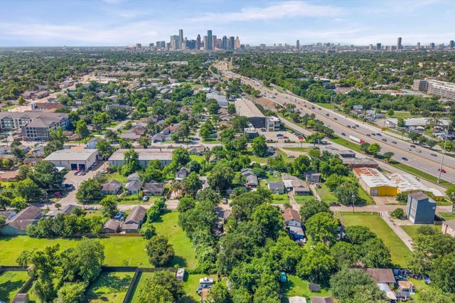 320 Eichwurzel Lane, Houston, TX 77009