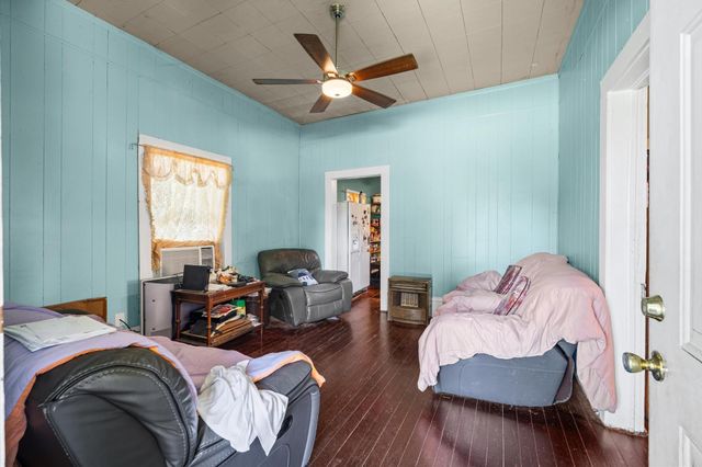 320 Eichwurzel Lane, Houston, TX 77009