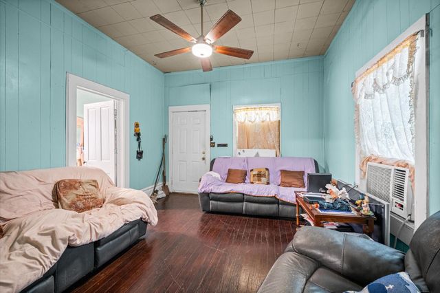 320 Eichwurzel Lane, Houston, TX 77009