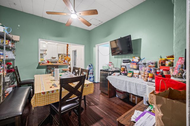 320 Eichwurzel Lane, Houston, TX 77009