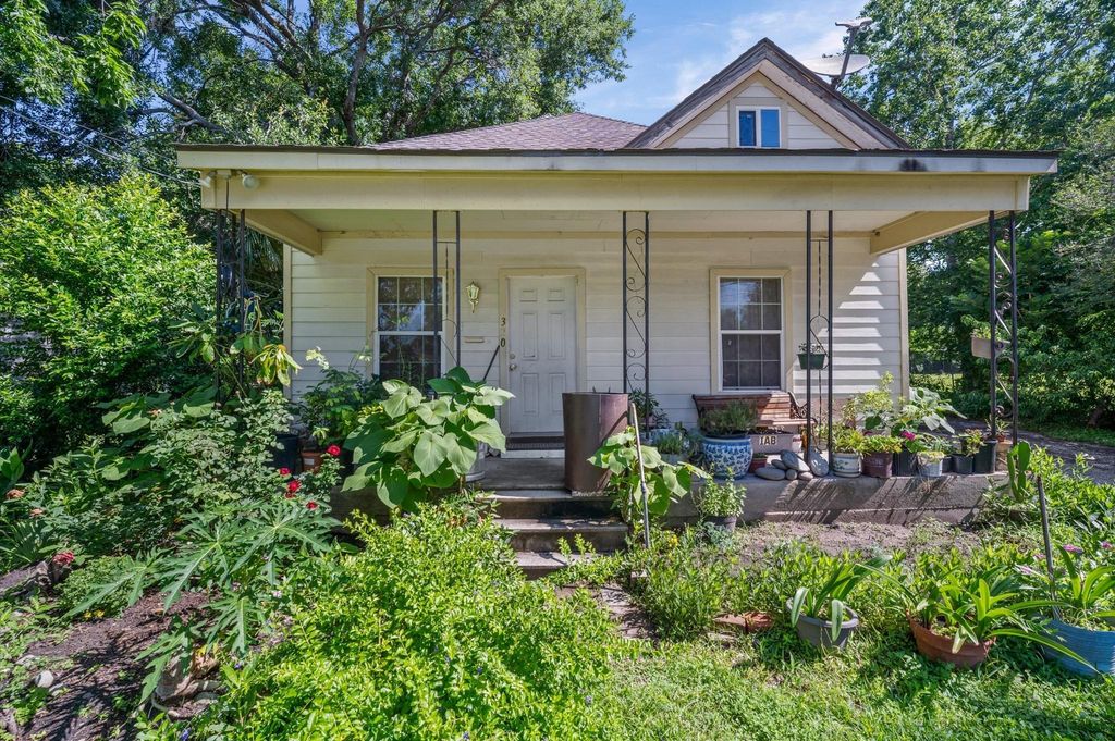 320 Eichwurzel Lane, Houston, TX 77009
