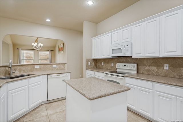 8910 HANOVER FRST, Helotes, TX 78023