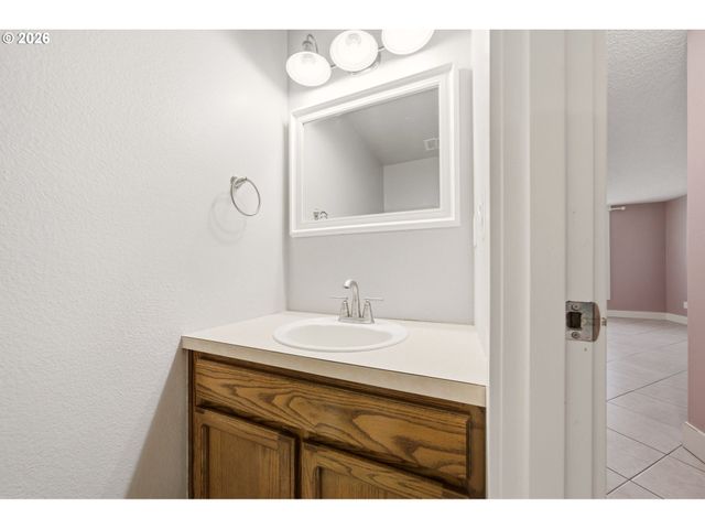 7113 Ne 43RD St F, Vancouver, WA 98661