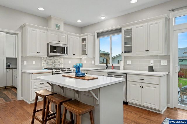 555 Yapa Dr, Silverton, OR 97381