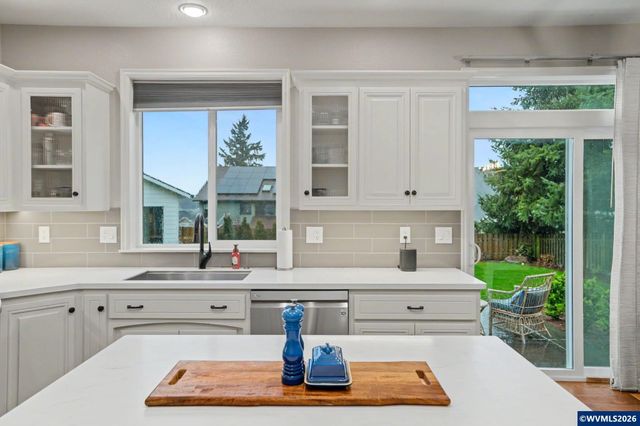 555 Yapa Dr, Silverton, OR 97381