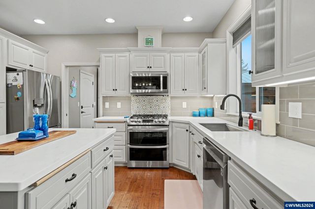 555 Yapa Dr, Silverton, OR 97381