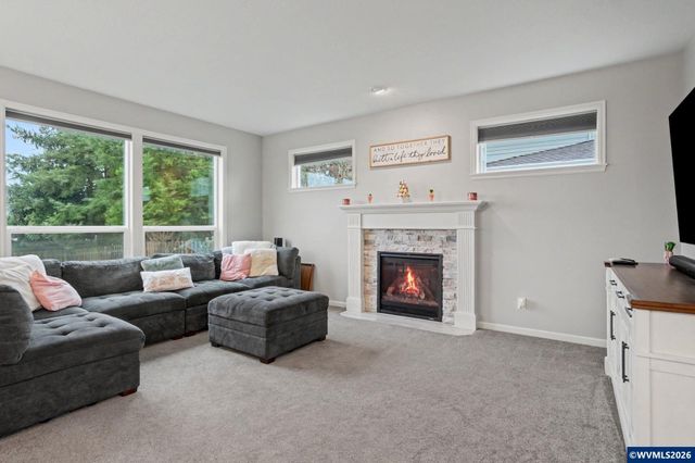 555 Yapa Dr, Silverton, OR 97381