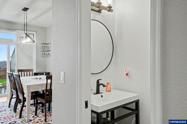 555 Yapa Dr, Silverton, OR 97381