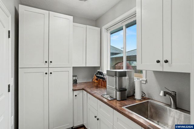 555 Yapa Dr, Silverton, OR 97381