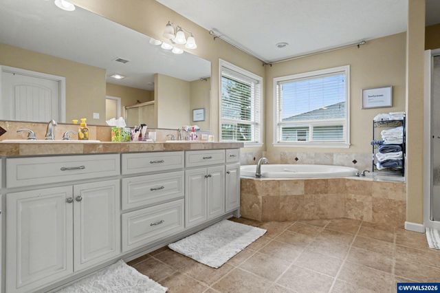 555 Yapa Dr, Silverton, OR 97381