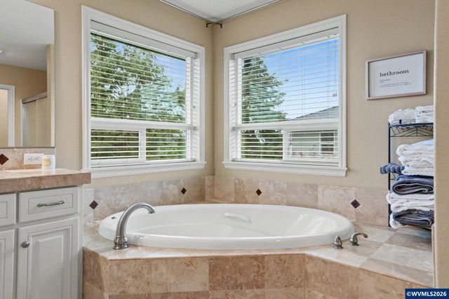 555 Yapa Dr, Silverton, OR 97381