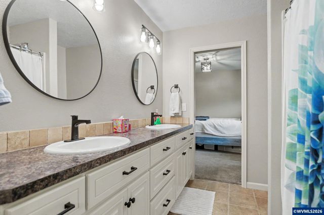 555 Yapa Dr, Silverton, OR 97381