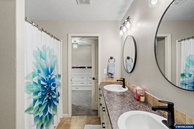 555 Yapa Dr, Silverton, OR 97381